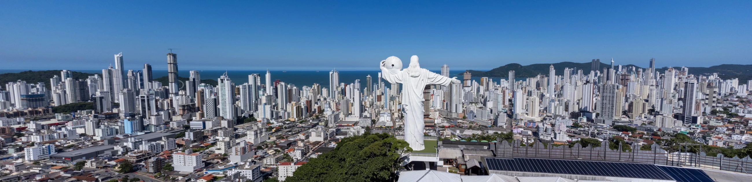 Panorama do Cristo Luz com a cidade ao fundo.