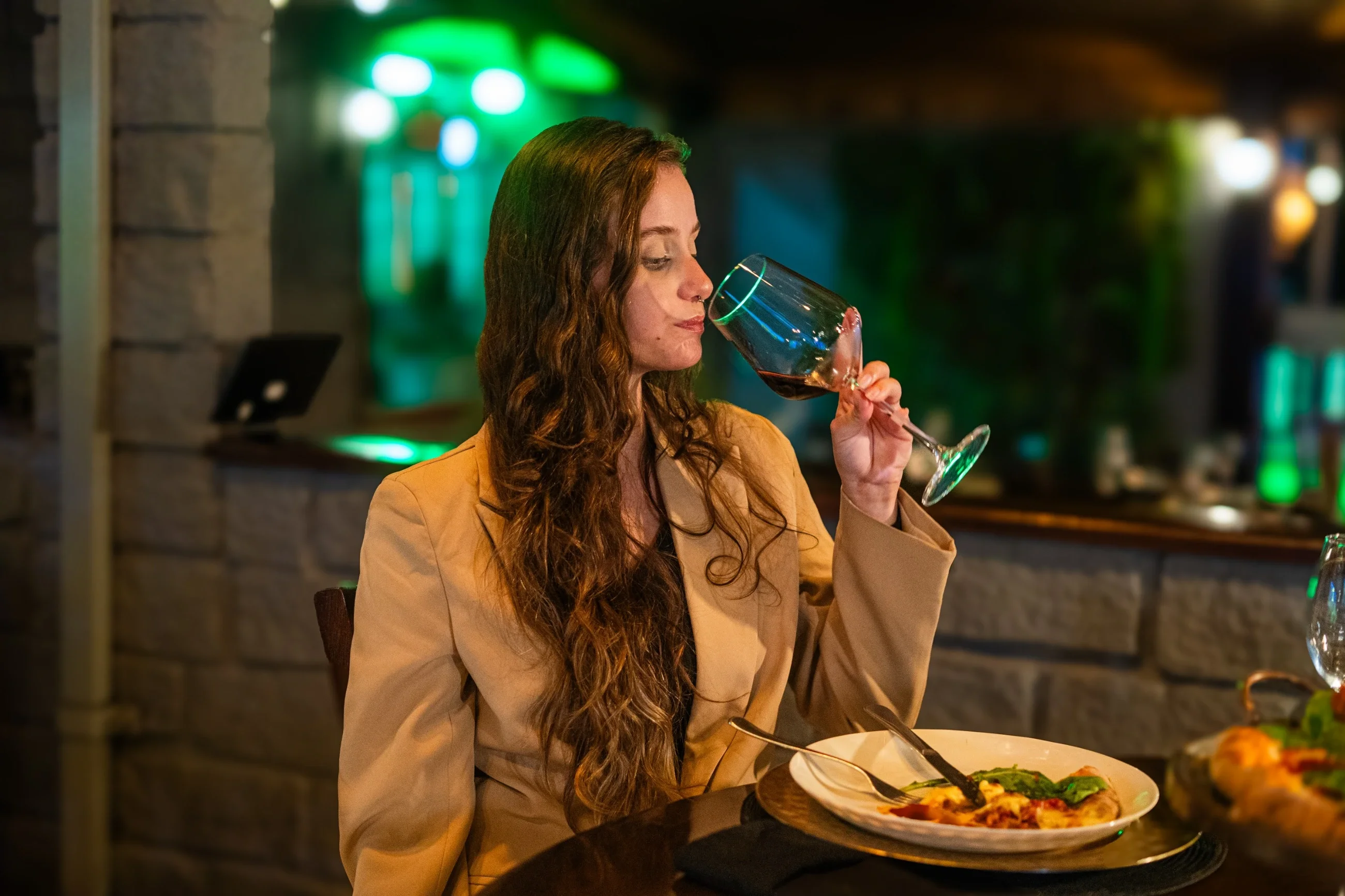 Mulher elegante bebendo vinho em um jantar